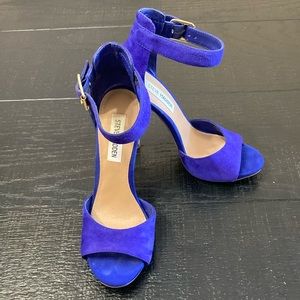 STEVE MADDEN Mogull suede heel